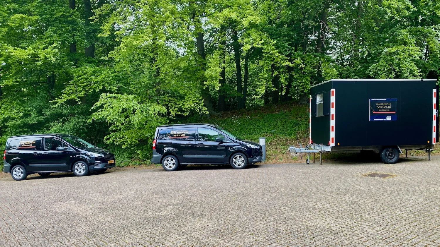 Werkbussen en schaftwagen van Asseler Schilders bij Eikenrode