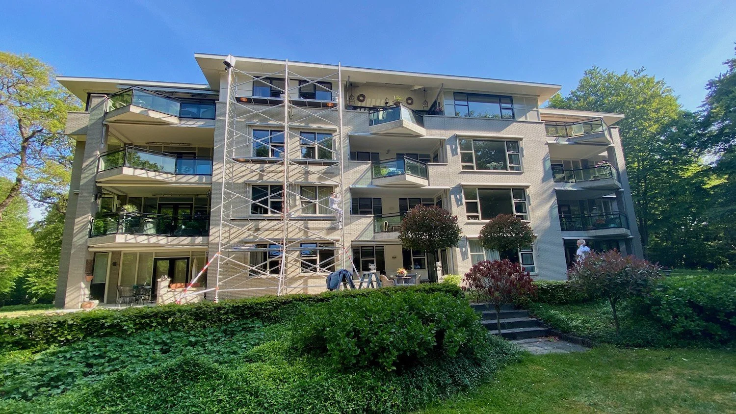 Achtergevel van appartementencomplex Eikenrode tijdens het onderhoud