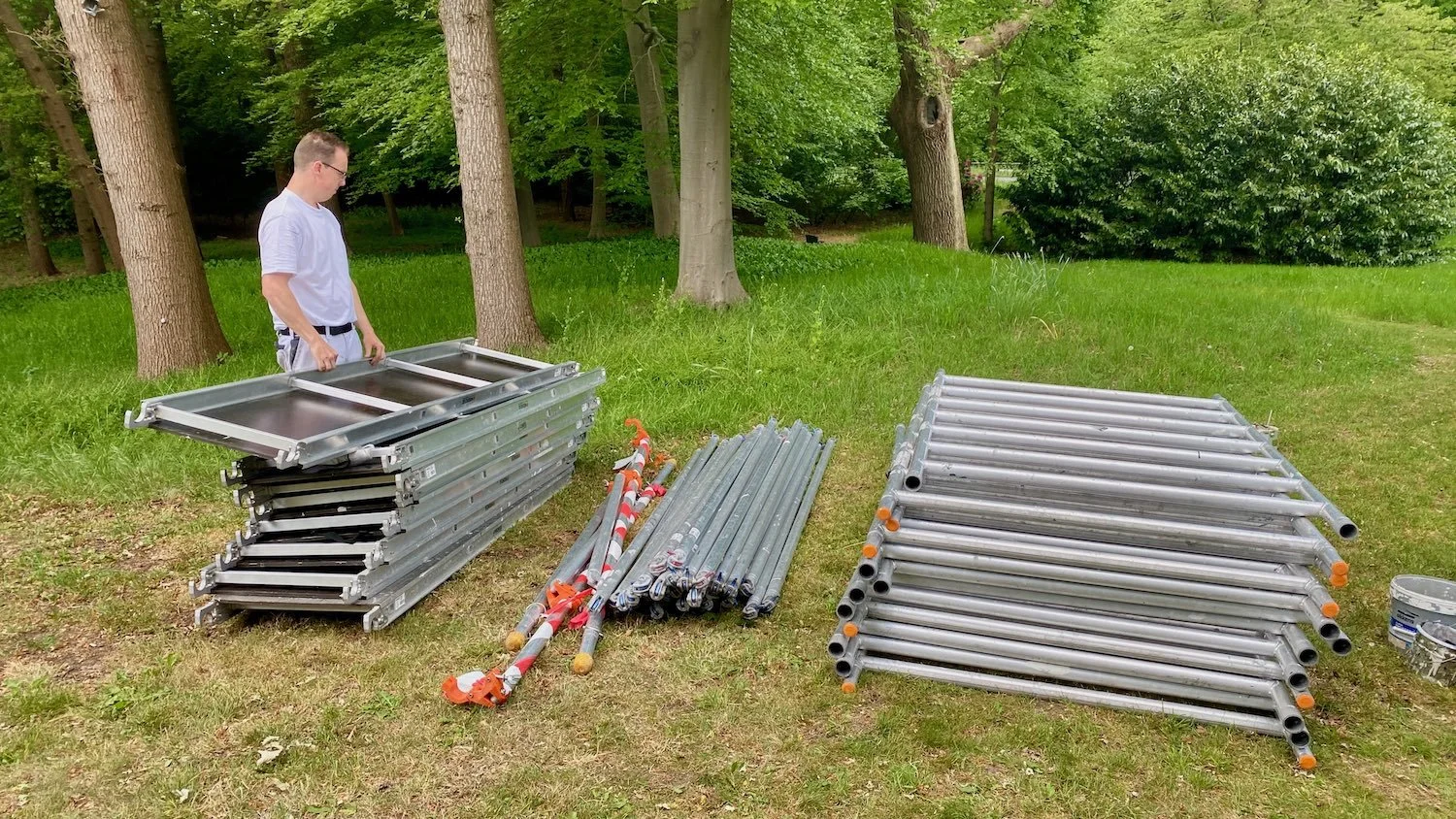 Gedemonteerde steigerdelen na het schilderwerk bij Eikenrode
