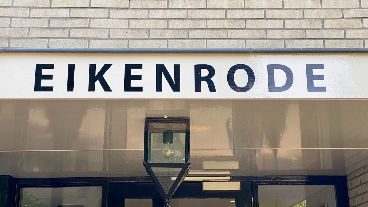 Naam Eikenrode boven de geschilderde entree