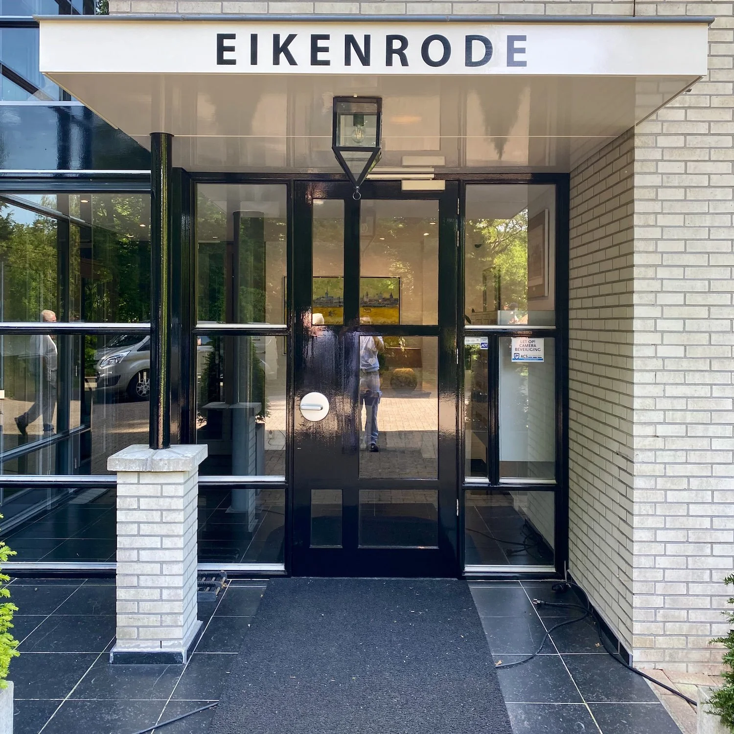 Verzorgde entree van appartementencomplex Eikenrode