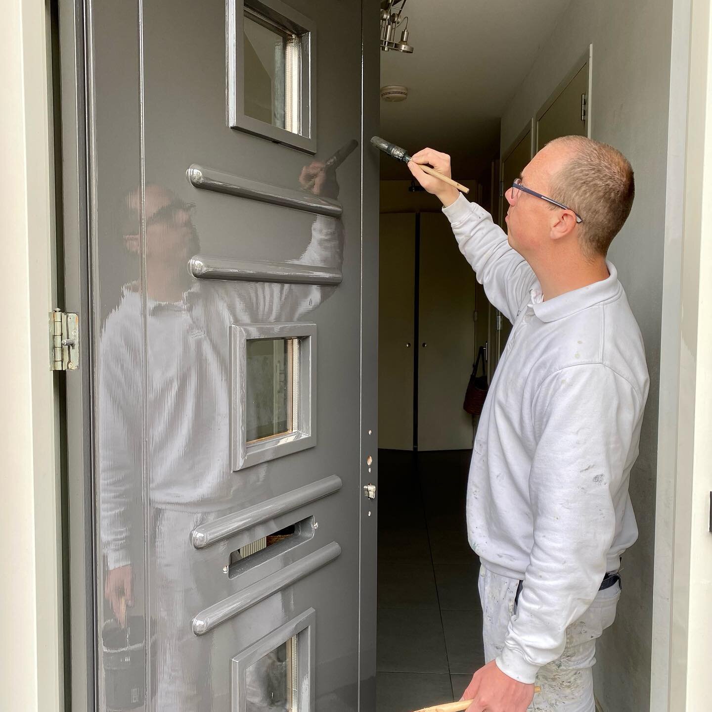 Wij zijn trots op onze vakman Dave Asseler! Hier is hij bezig met het aflakken van een voordeur in Heemstede in een prachtige grijze kleur. Het resultaat is verbluffend! 💪🎨 #asselerschilders #schildersbedrijf #vakmanschap #duurzaamheid #kwaliteit #
