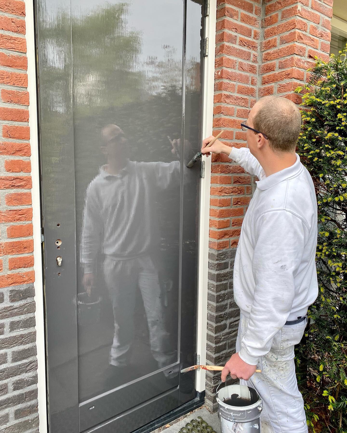 Wist je dat een goede afwerking niet alleen mooi, maar ook functioneel kan zijn? Met Sikkens XD verf zorgt Dave niet alleen voor een prachtige deur, maar ook voor een heldere reflectie. Swipe naar rechts om het resultaat van dichtbij te bekijken! 👀✨