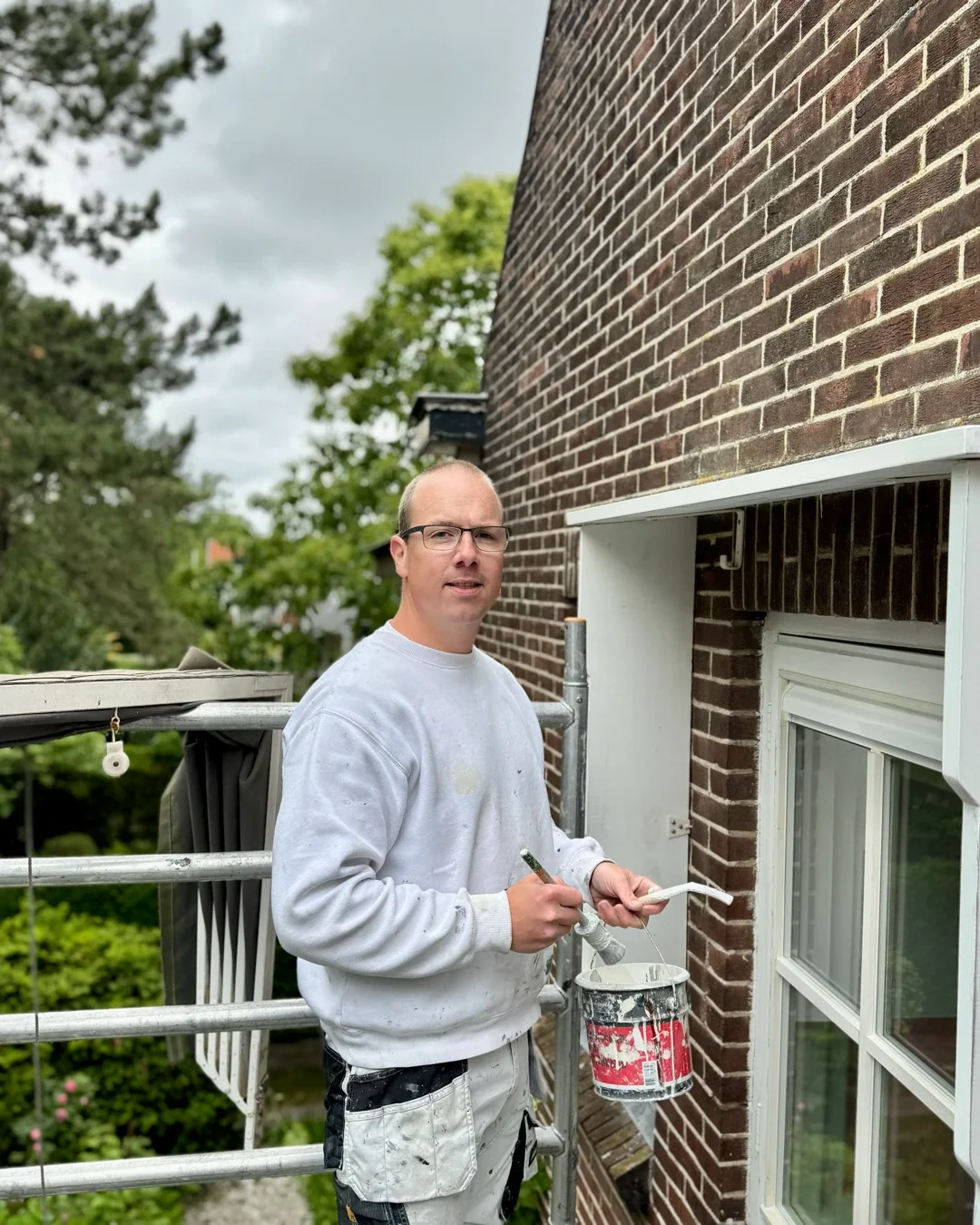 Asseler schilder aan het werk bij kozijn in Bentveld