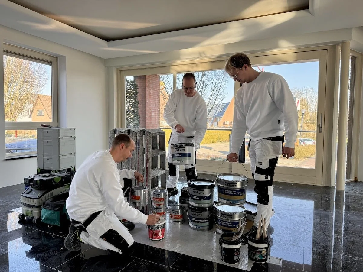 Mike, Dave en Barry Asseler tijdens binnenschilderwerk