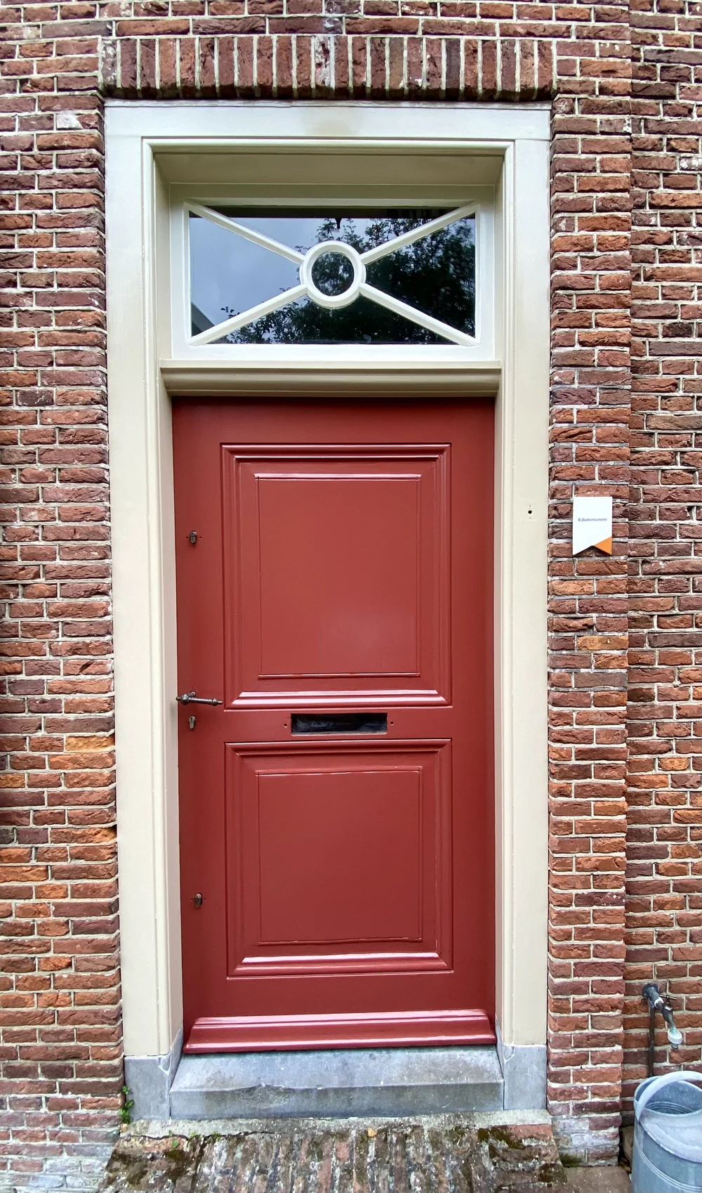 Historische voordeur na schilderwerk in Velsen-Zuid