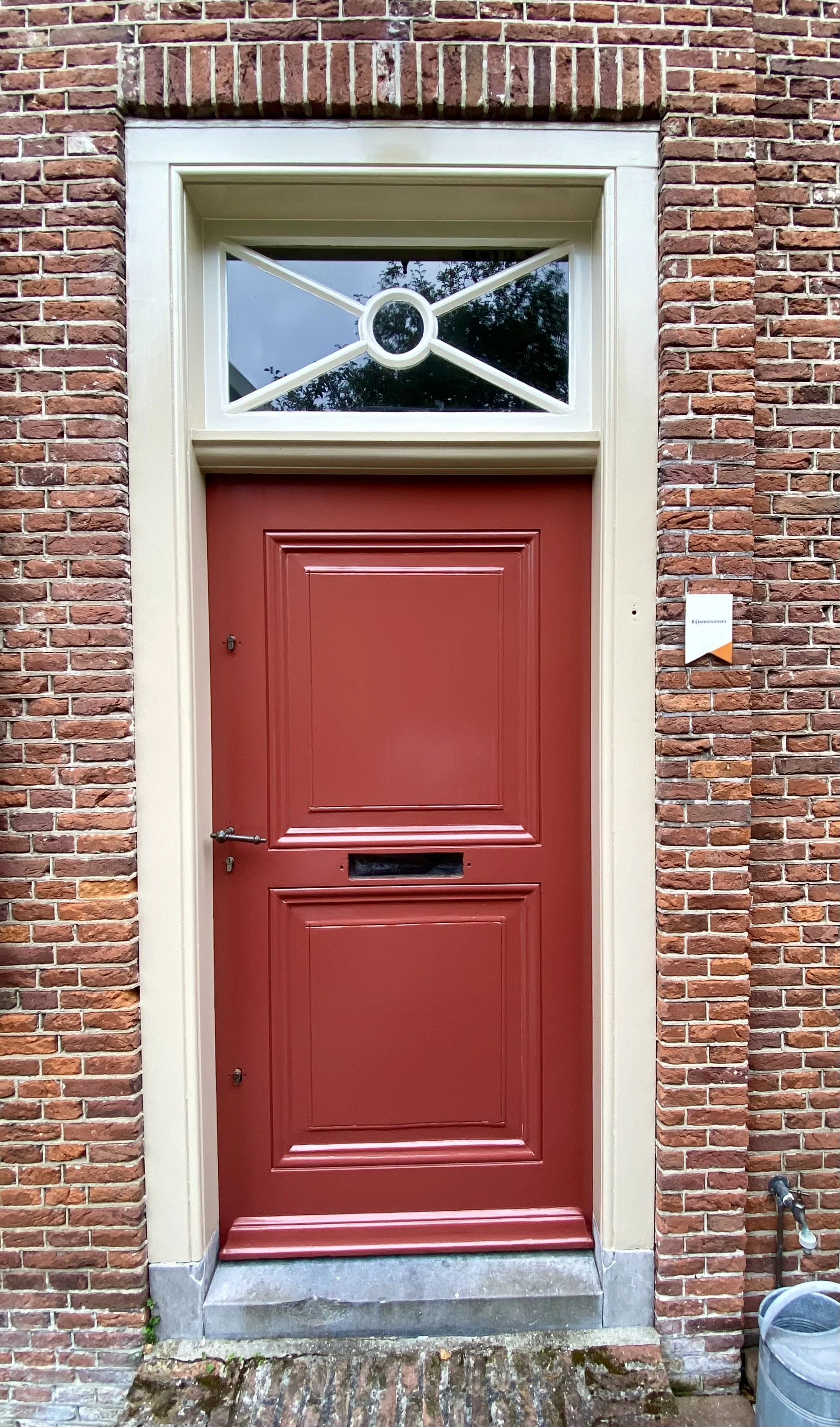 Historische voordeur na schilderwerk in Velsen-Zuid