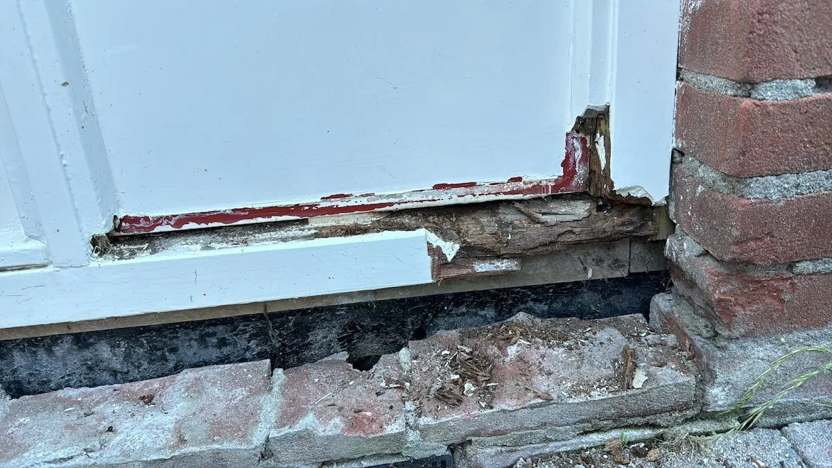 Houtrot reparatie aan een houten kozijn door Asseler Schilders