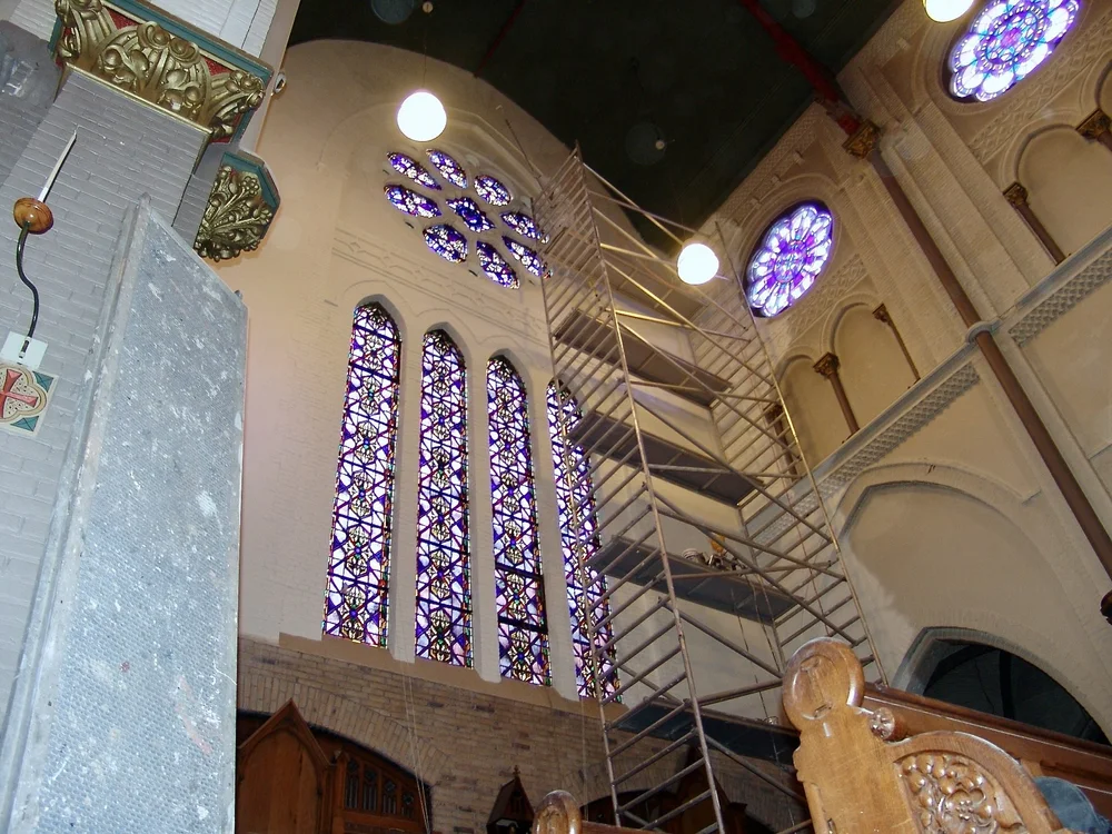 Uitvoering van schilderwerk op hoogte in de Bavo Kerk