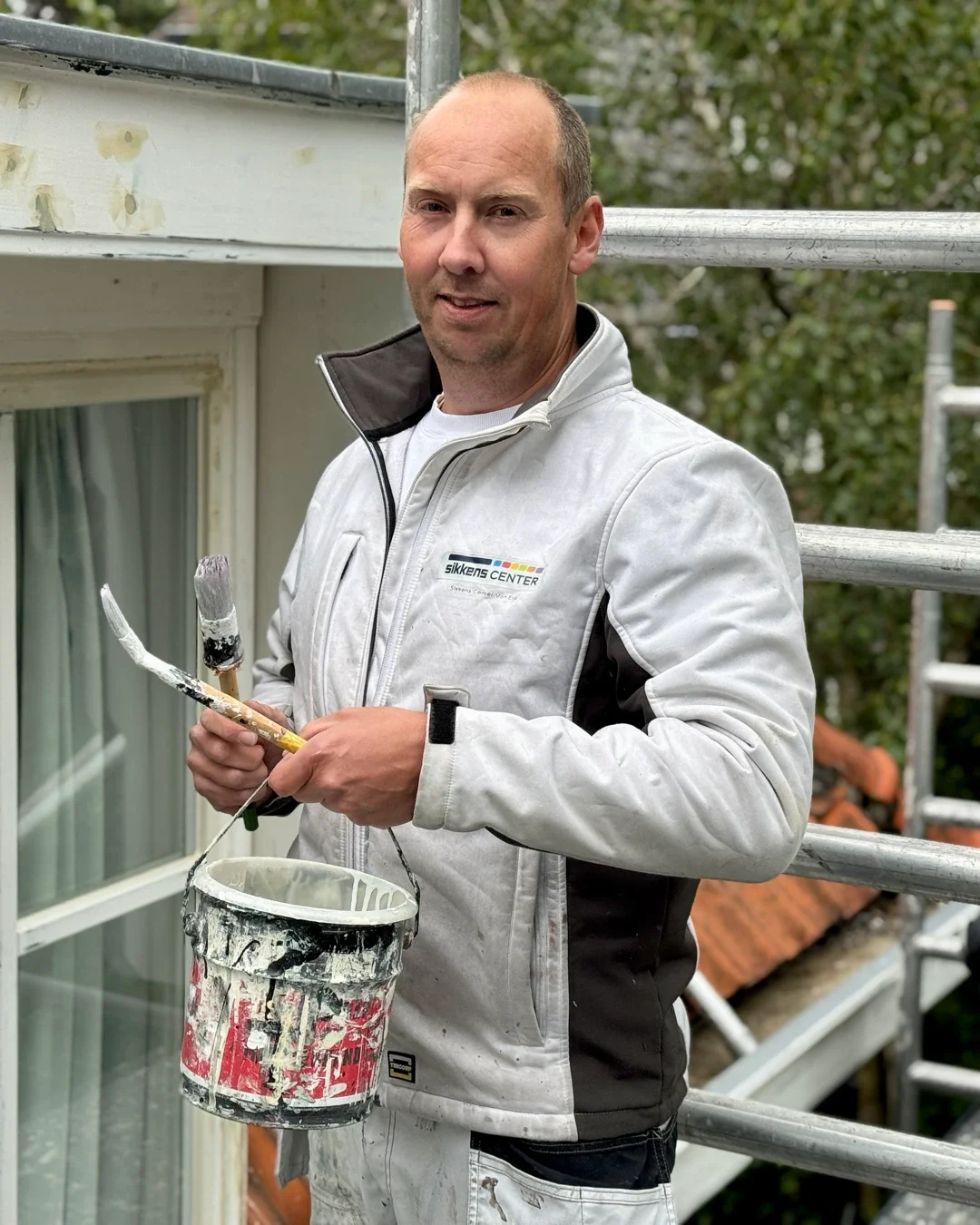 Schilder van Asseler Schilders tijdens schilderwerk in Bentveld