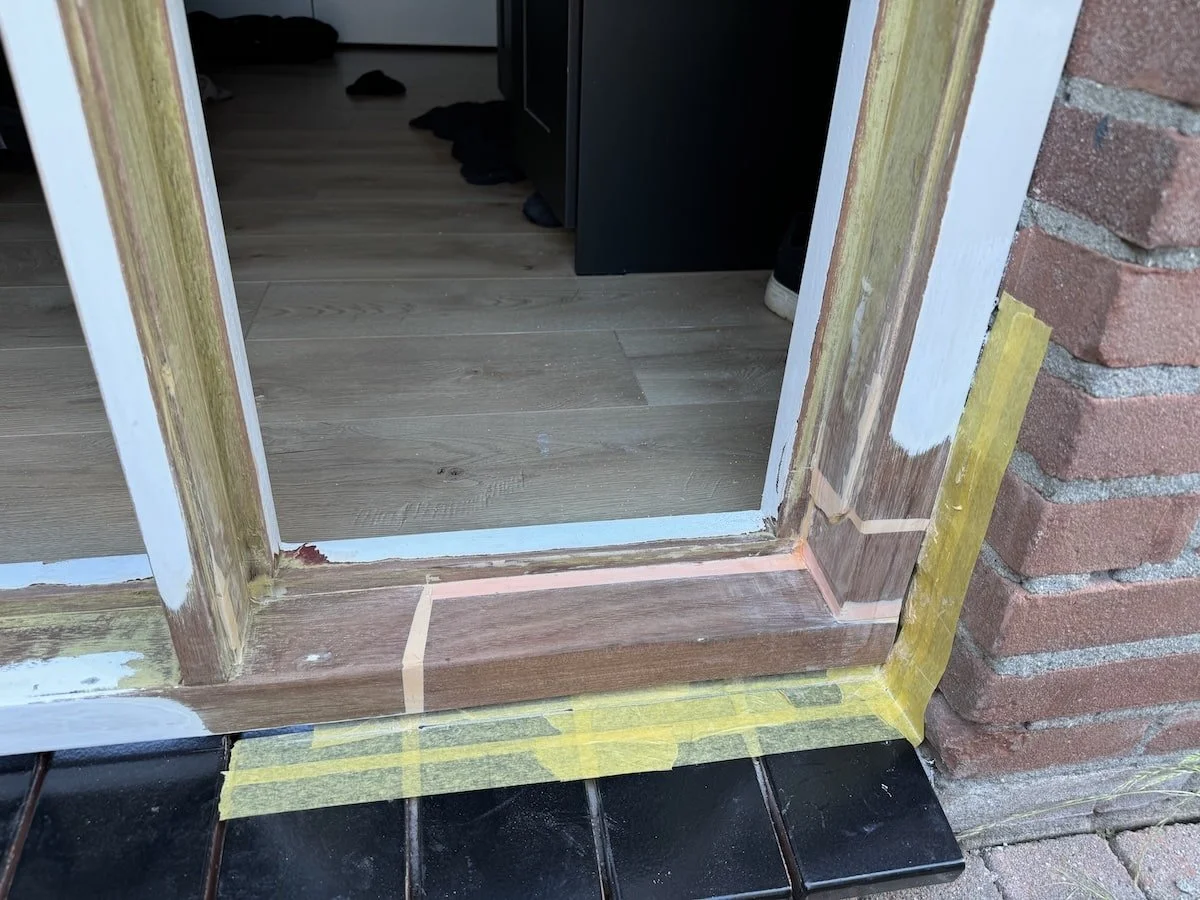 Houtrot reparatie: kozijn hersteld met nieuw meranti hout en Polyfilla epoxy plamuur voor een duurzame oplossing.