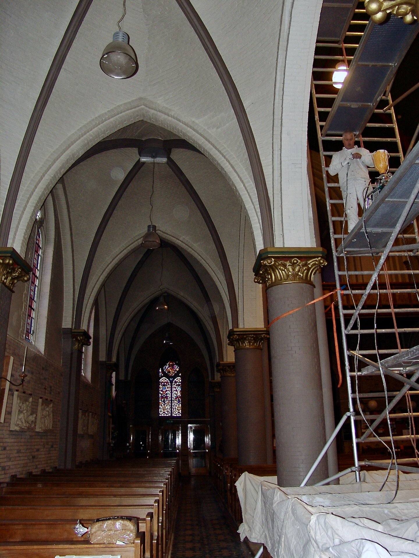 Stalen steigerconstructie voor schilderwerk op 17 meter hoogte in de Bavo Kerk