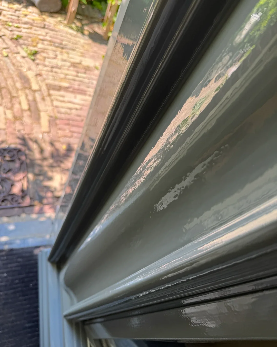 Detail van strak lakwerk aan deur in Bentveld