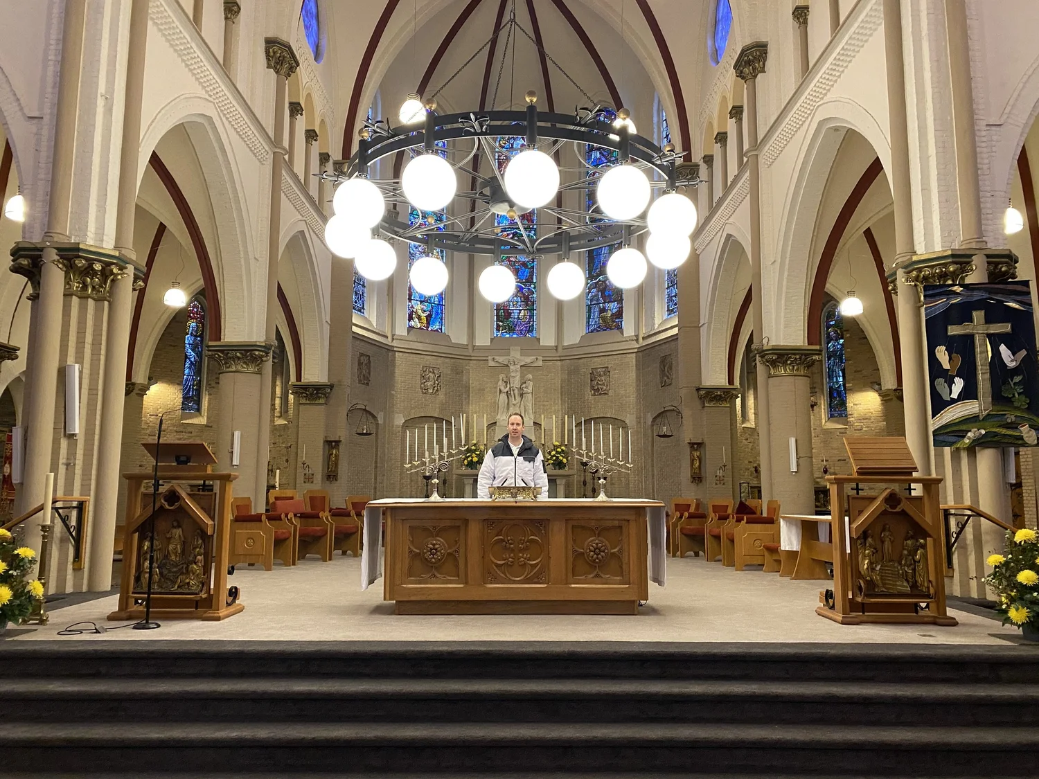 Binnenzijde van de Bavo Kerk in Heemstede na schilderwerk