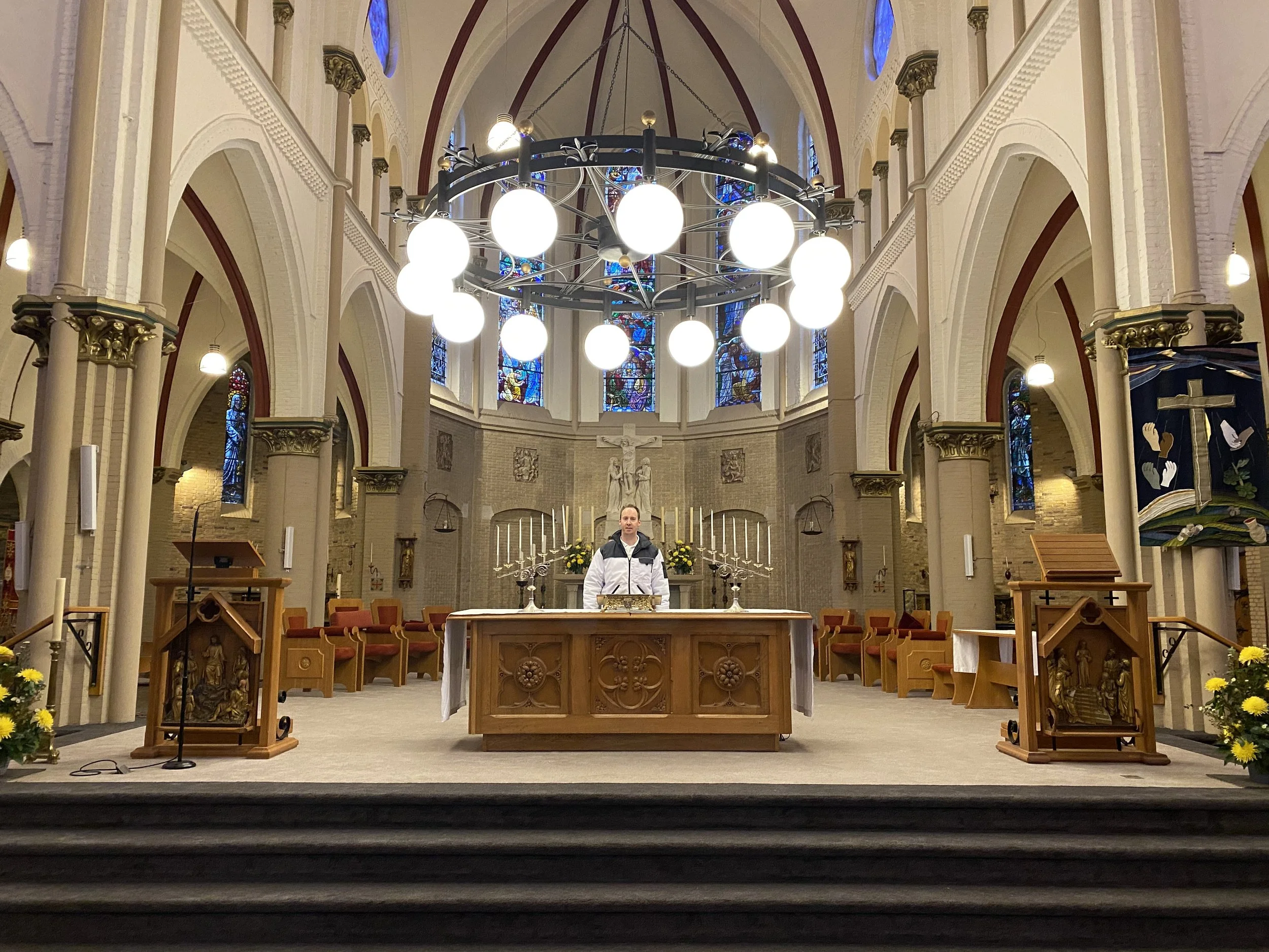 Gerestaureerde binnenzijde van de Bavo Kerk in Heemstede
