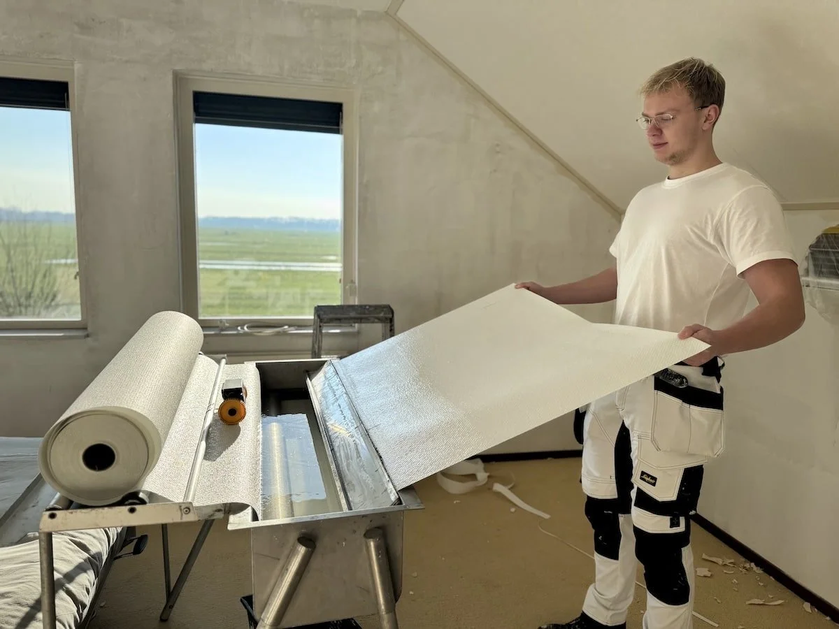 Barry Asseler verwerkt glasvezelbehang met een professionele inlijmbak