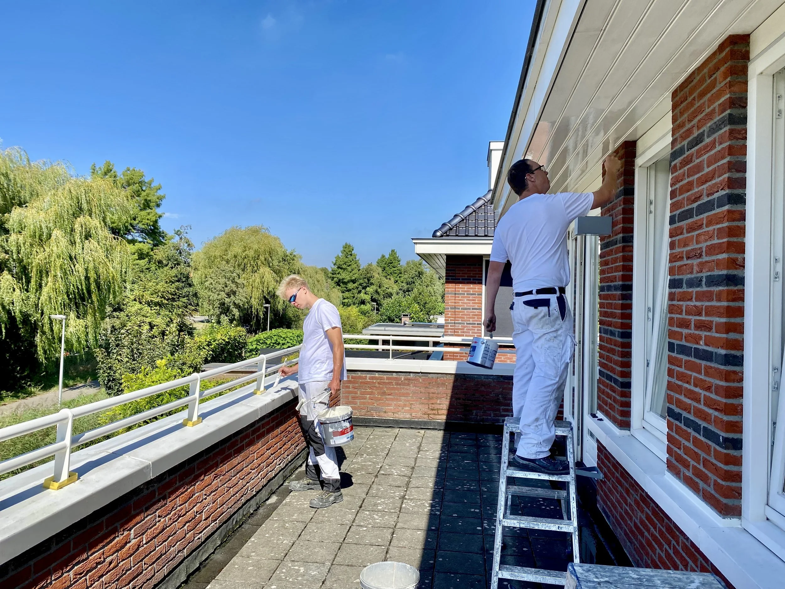 Schilders van Asseler aan het werk bij een woning