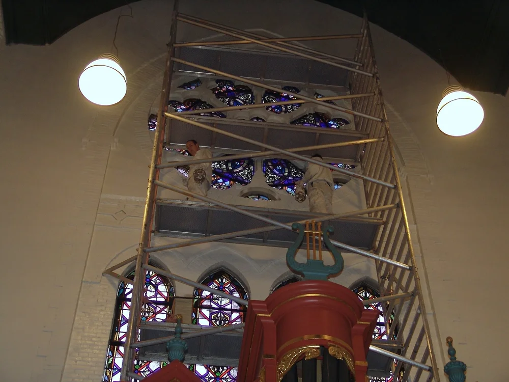 Detailafwerking van bogen en pilaren in de kerk