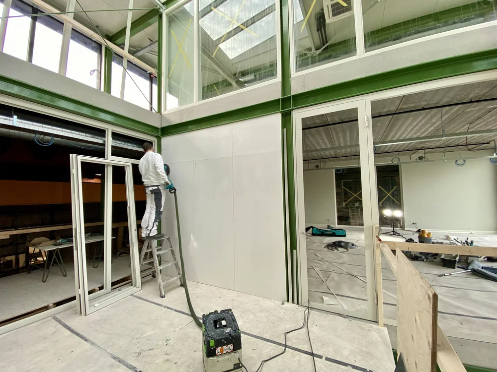 Schilderwerk aan wanden in bedrijfspand in Vijfhuizen