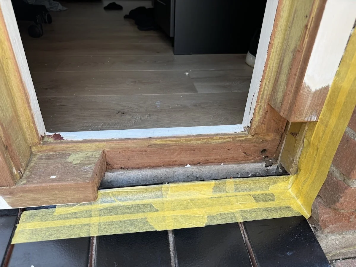 Houtrot herstel – rot hout verwijderd uit kozijn door Schildersbedrijf E.G.M. Asseler & Zoon. Aangetaste delen weggezaagd om verdere schade te voorkomen.