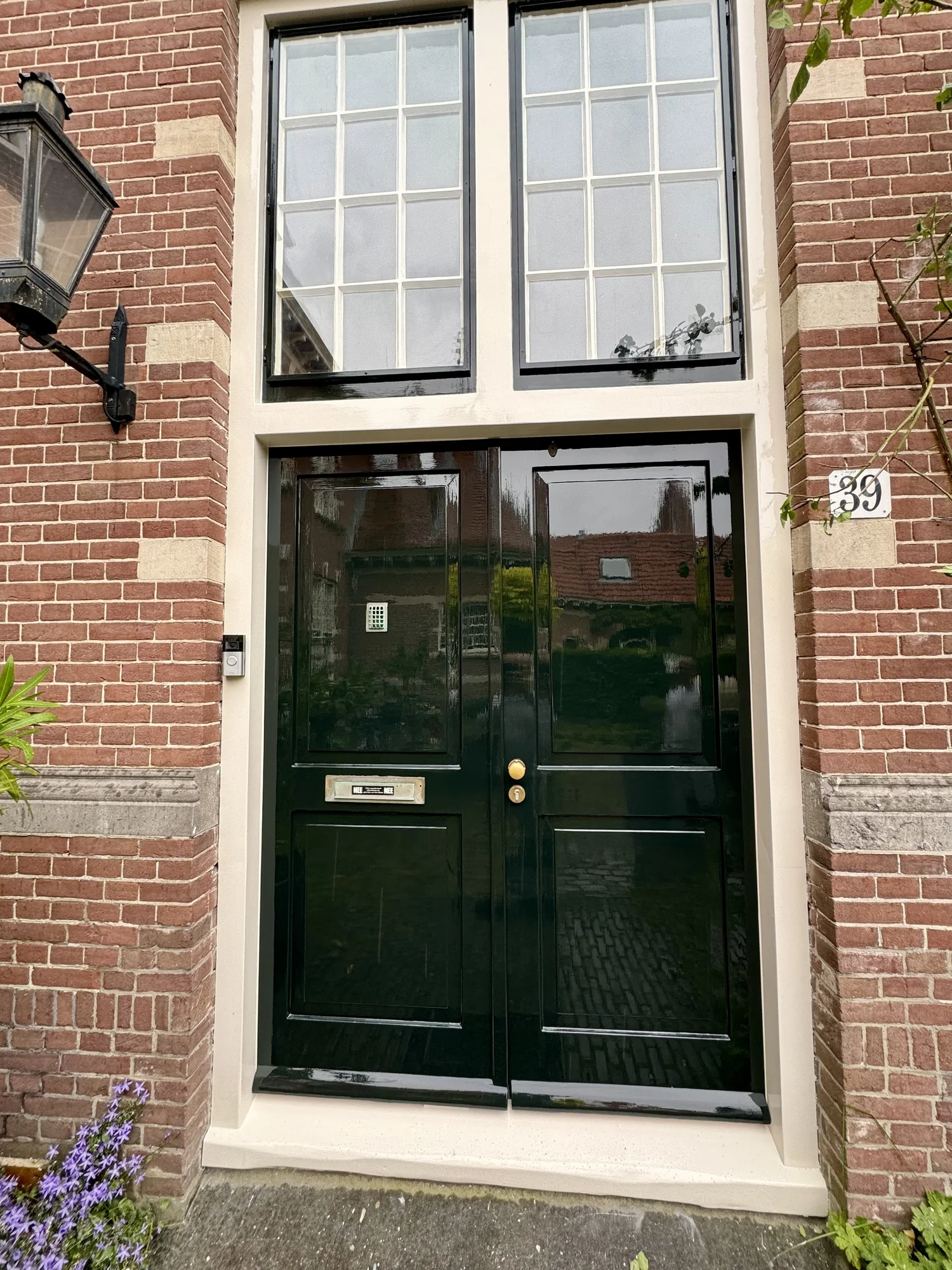 Geschilderde voordeur tijdens buitenschilderwerk aan Coen Cuserhof in Haarlem