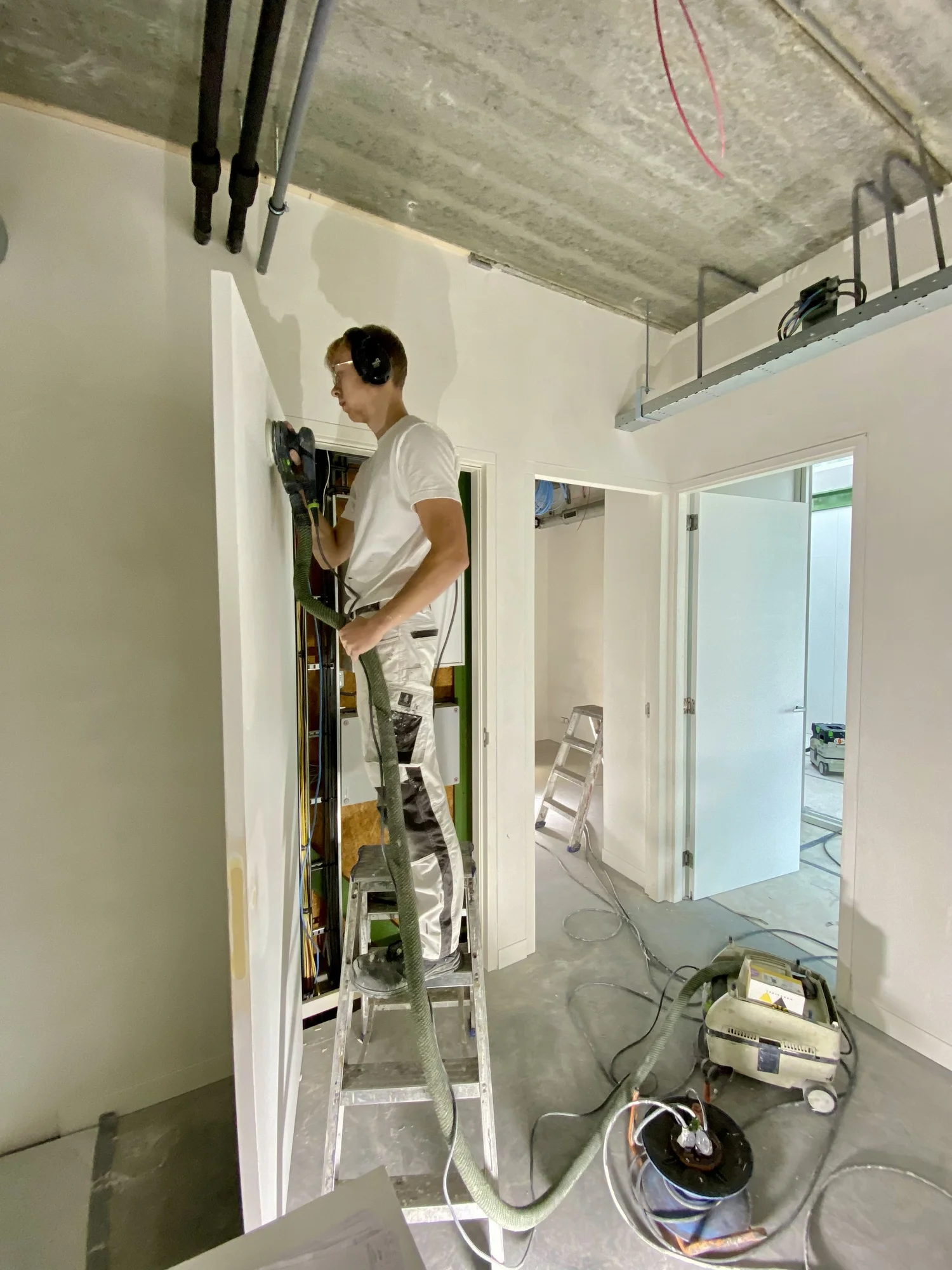 Asseler Schilders tijdens binnenschilderwerk bij BLOM in Vijfhuizen