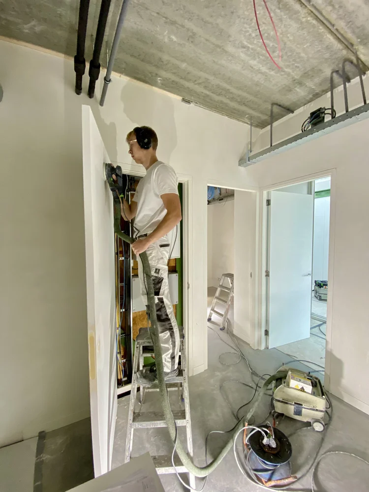 Asseler Schilders tijdens binnenschilderwerk bij BLOM