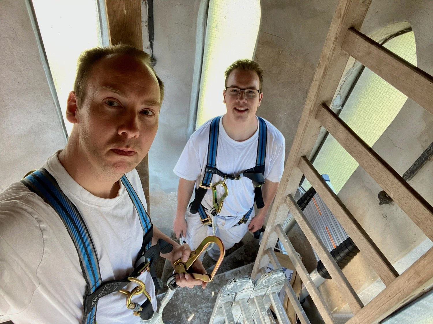 Mike en Dave Asseler tijdens het schilderproject aan de Bavo Kerk