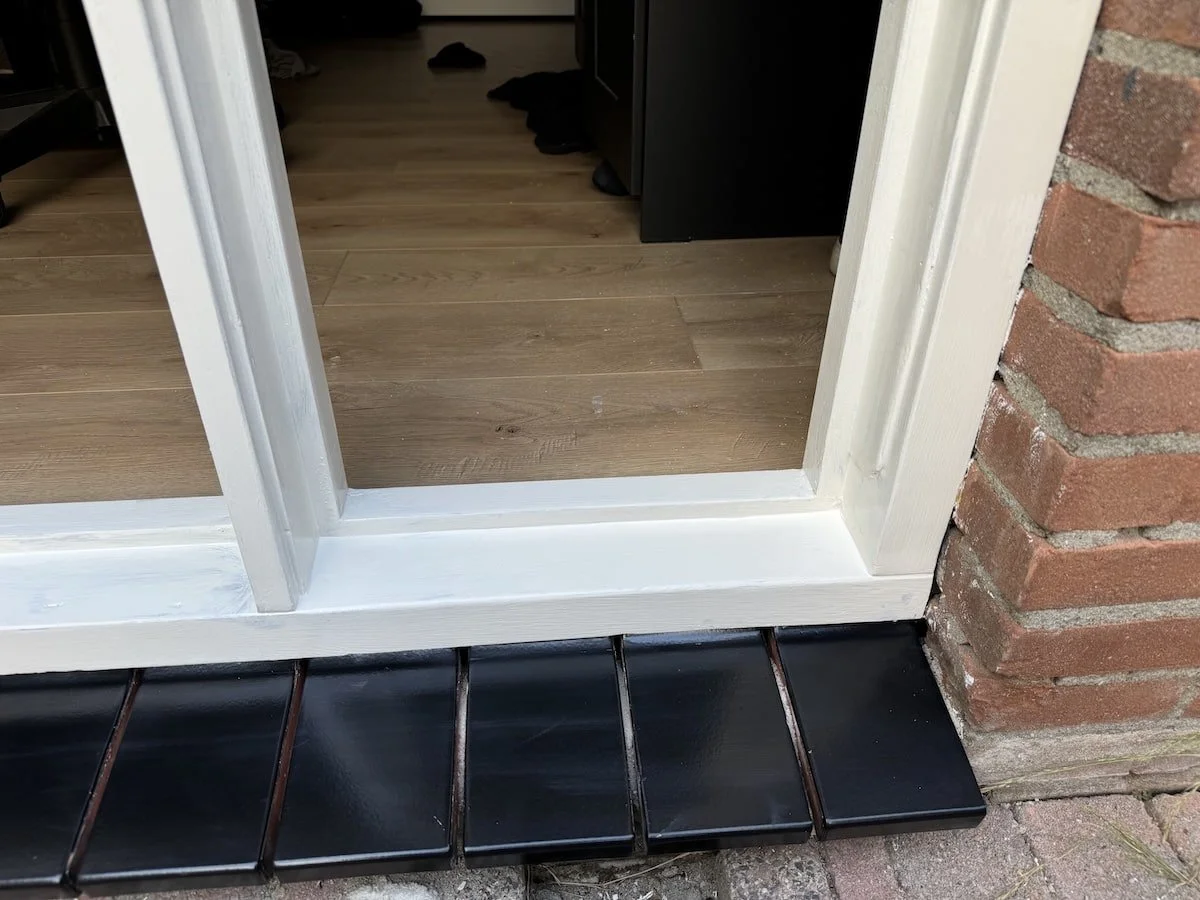 erepareerd kozijn in grondverf – Houtrot professioneel hersteld door Schildersbedrijf E.G.M. Asseler & Zoon. Nieuw hout en epoxy plamuur zorgvuldig afgewerkt voor duurzaam schilderwerk.