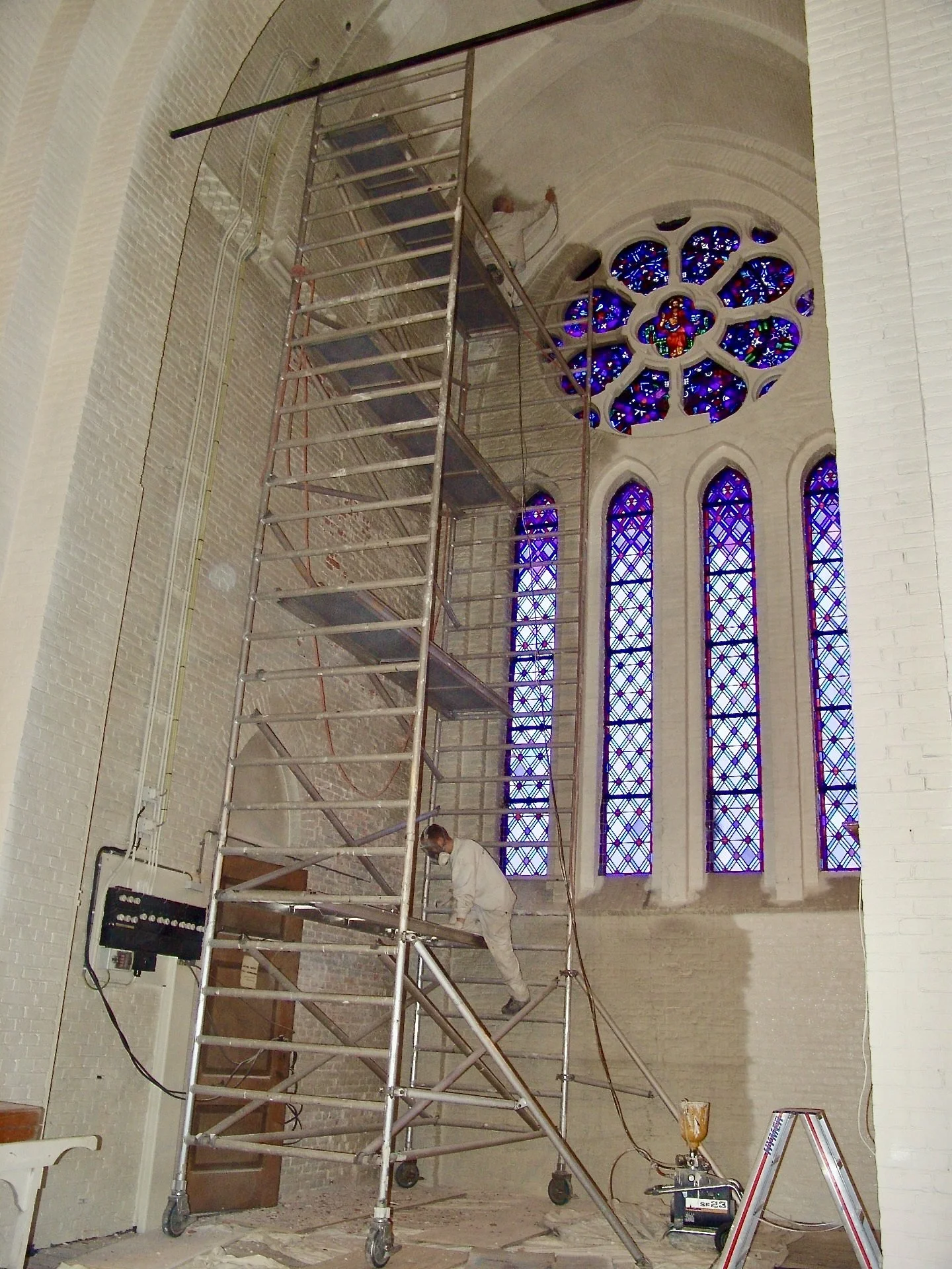 Binnenzijde van de Bavo Kerk voor en tijdens de schilderwerkzaamheden