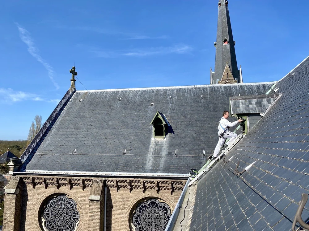 Detailwerk door Dave Asseler aan een dakkapel van de kerk