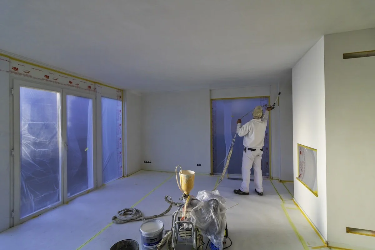 Edward Asseler brengt professioneel spuitwerk aan op een plafond