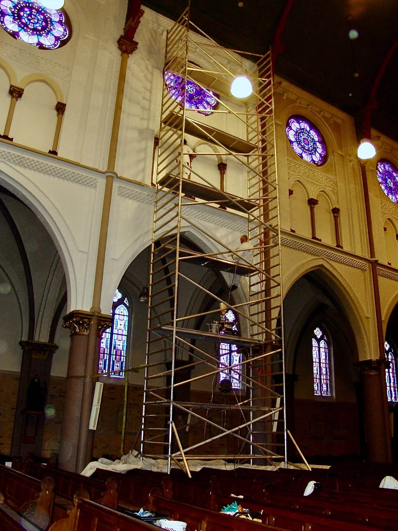 Donkere binnenzijde van de Bavo Kerk voor het schilderwerk