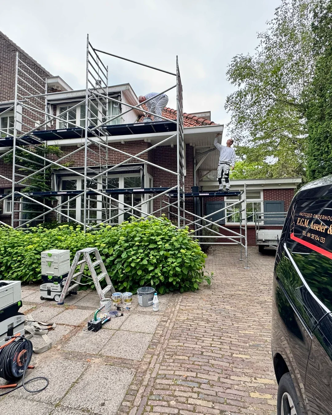 Asseler Schilders aan het werk bij een woning in Bentveld