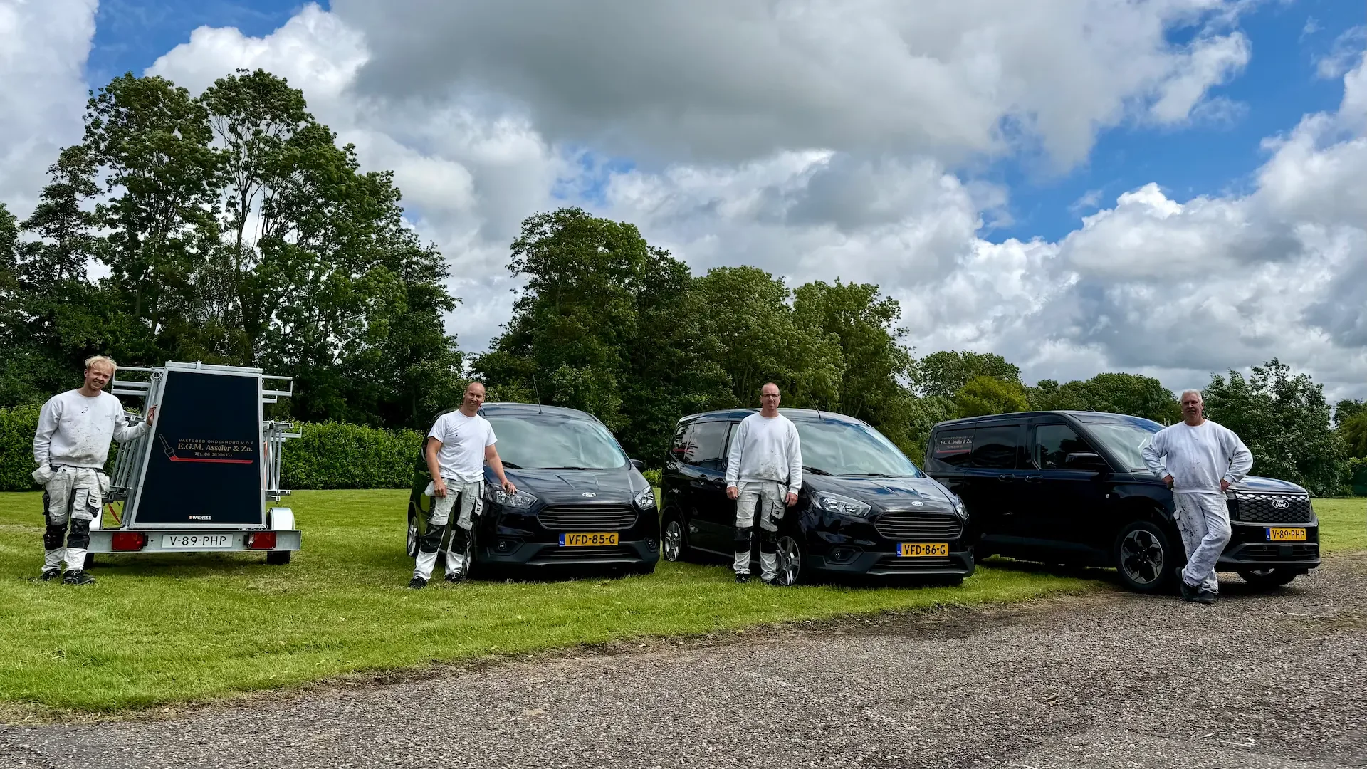 Familieploeg van Asseler Schilders met werkbussen