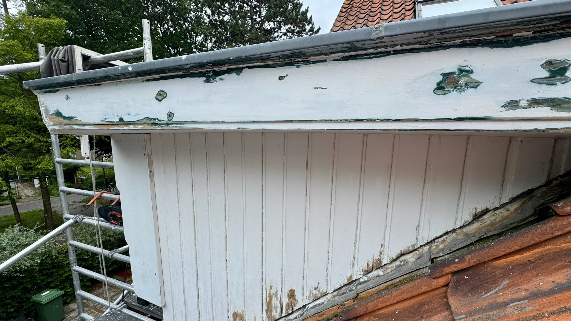 Voorbereide daklijst en gevelbetimmering tijdens schilderwerk in Bentveld