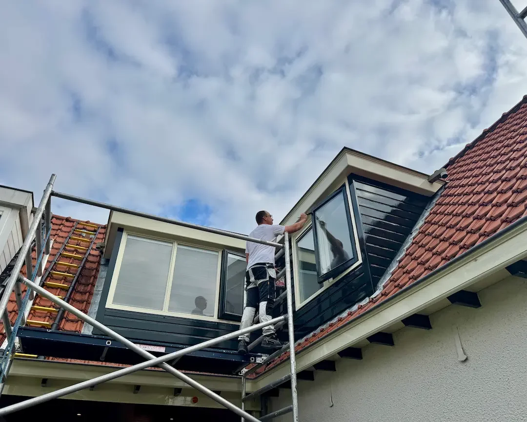 Schilderwerk aan een dakkapel in Vijfhuizen