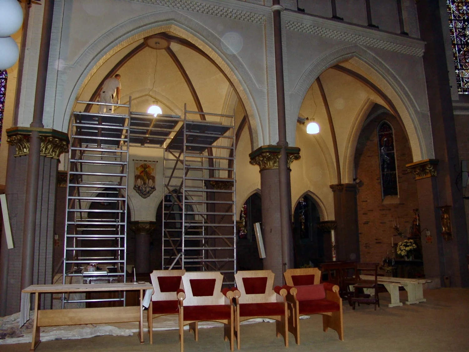 Gouden ornamenten en geschilderde pilaren in de Bavo Kerk