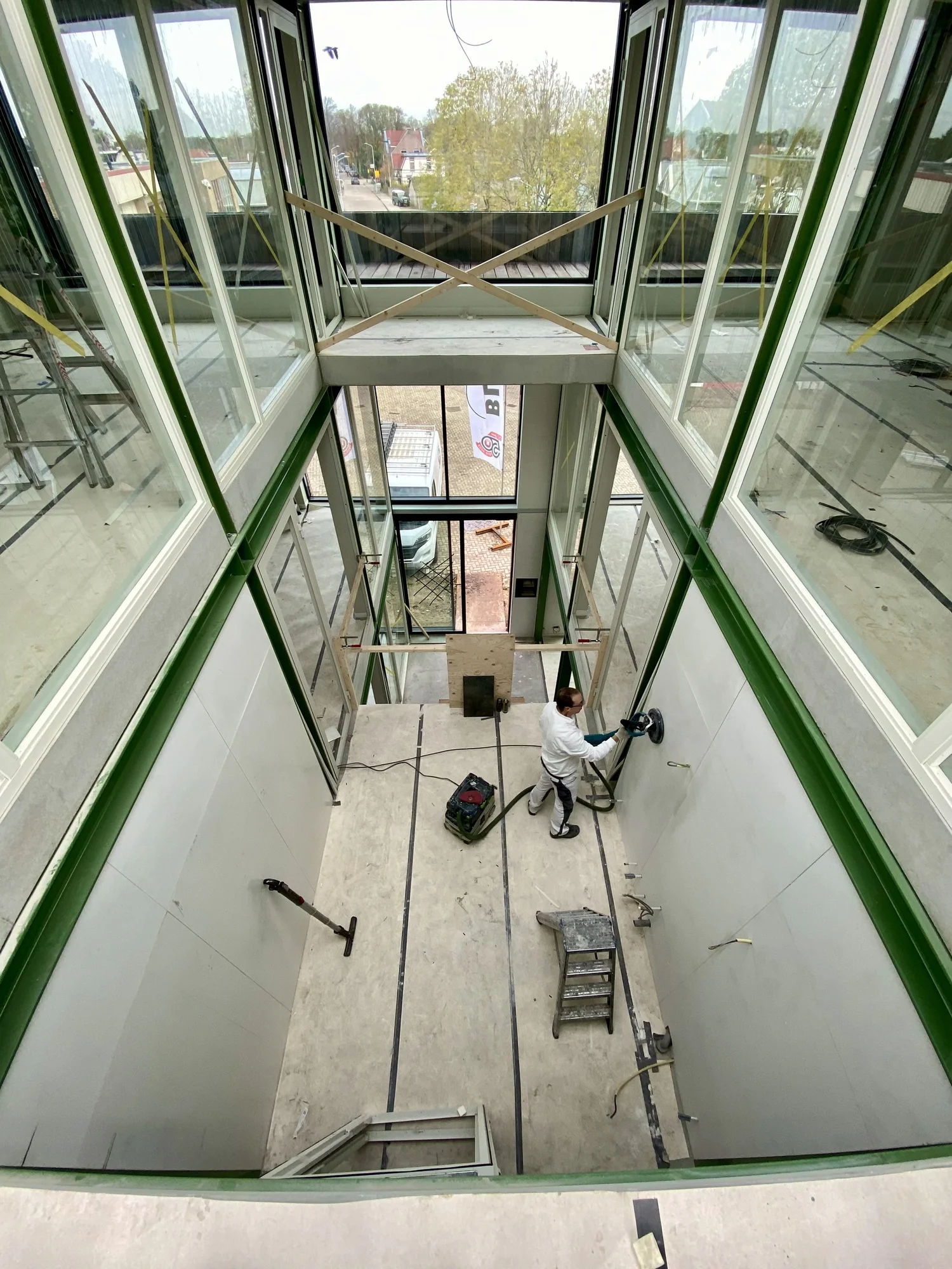 Asseler Schilders tijdens voorbereiding van schilderwerk bij BLOM