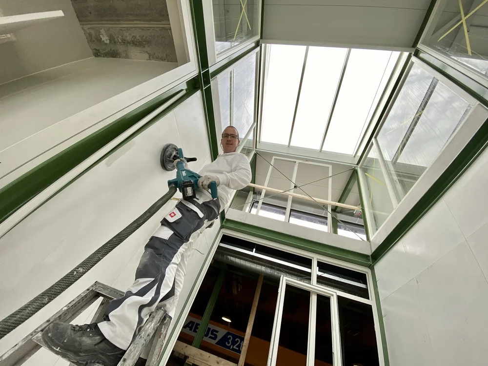 Nauwkeurig schilderwerk in bedrijfsruimte van BLOM