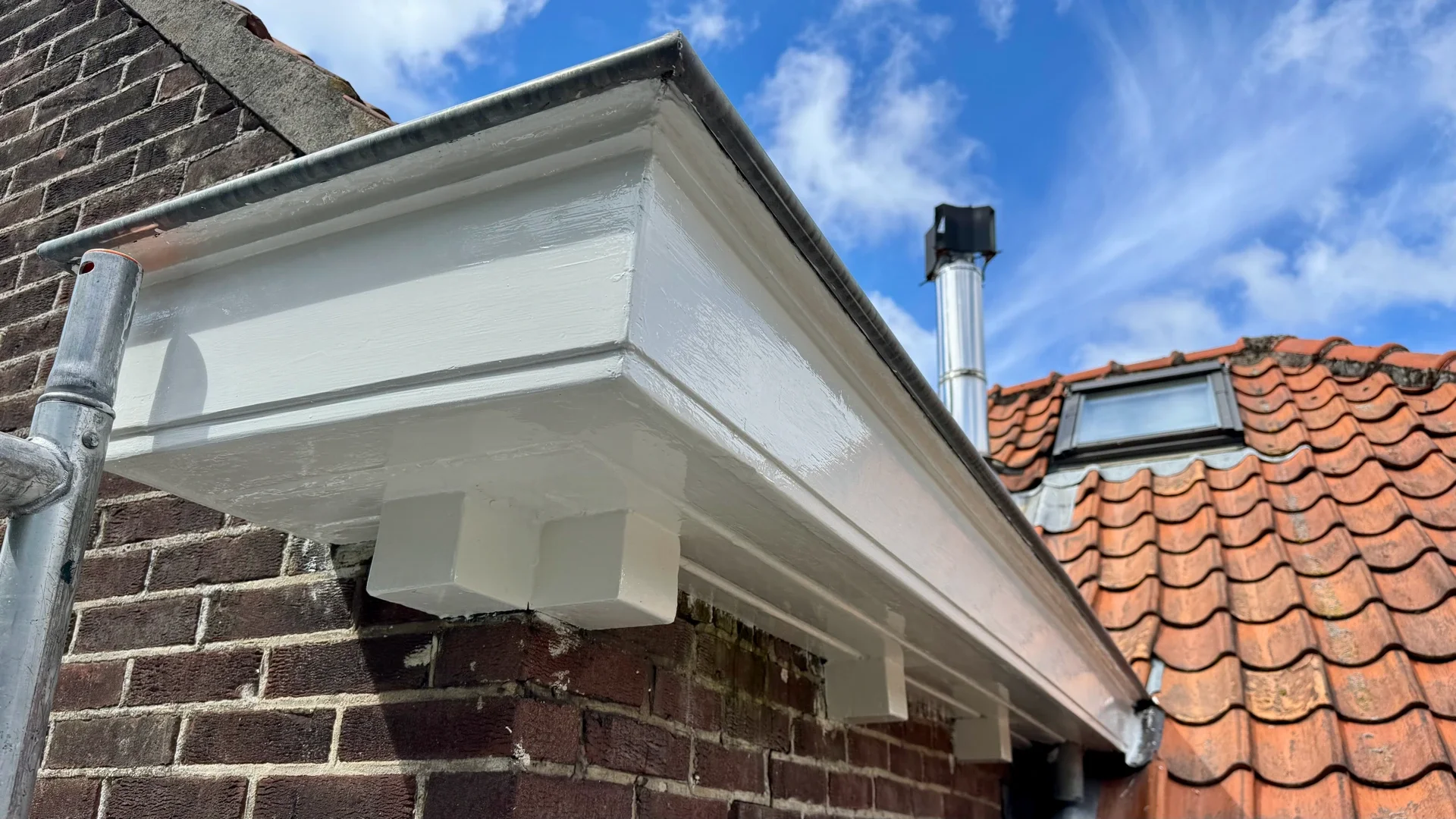 Daklijst na herstel en buitenschilderwerk in Bentveld