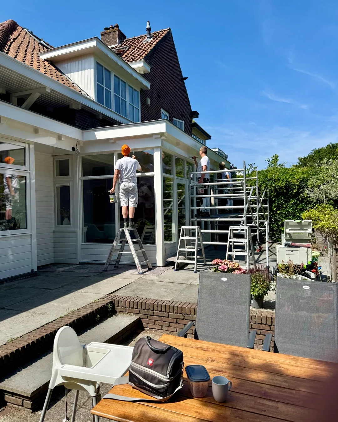Meerdere schilders aan het werk aan woning in Bentveld