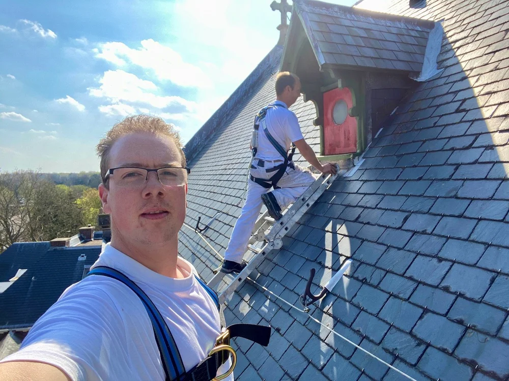Afgewerkt schilderwerk aan een dakkapel van de Bavo Kerk