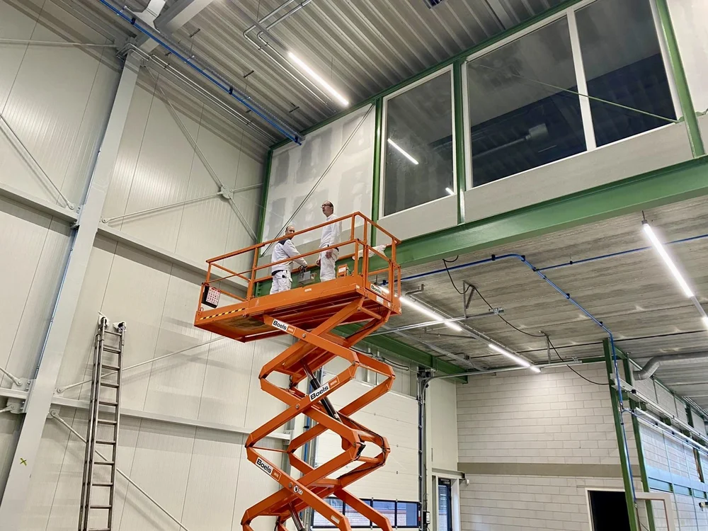 Schilders aan het werk vanuit hoogwerker bij BLOM Vijfhuizen