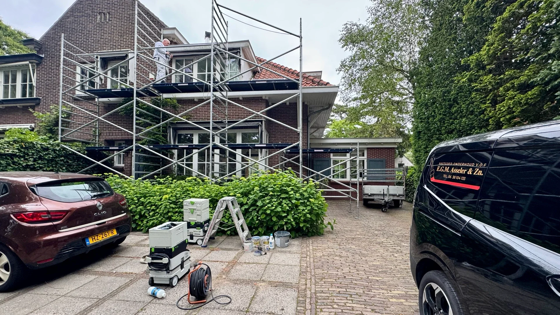 Asseler Schilders aan het werk met steigers bij woning in Bentveld