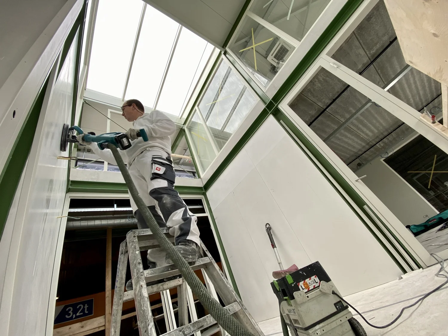 Schuurwerk door Asseler Schilders bij zakelijk project in Vijfhuizen