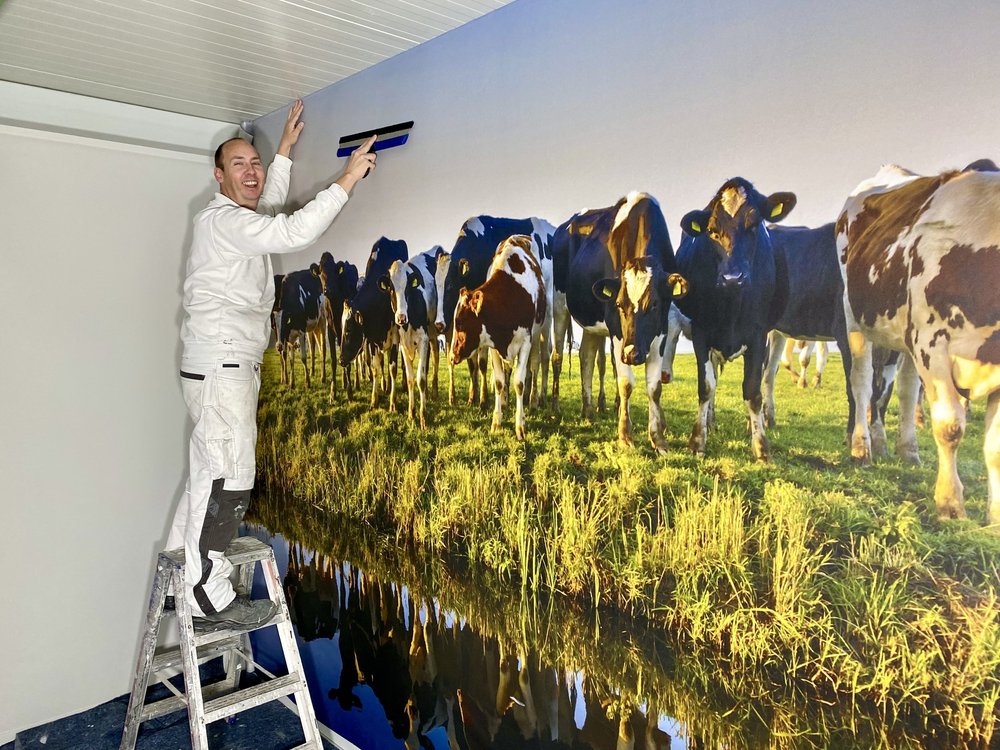 Wandafwerking rond een hoek in bedrijfsgebouw