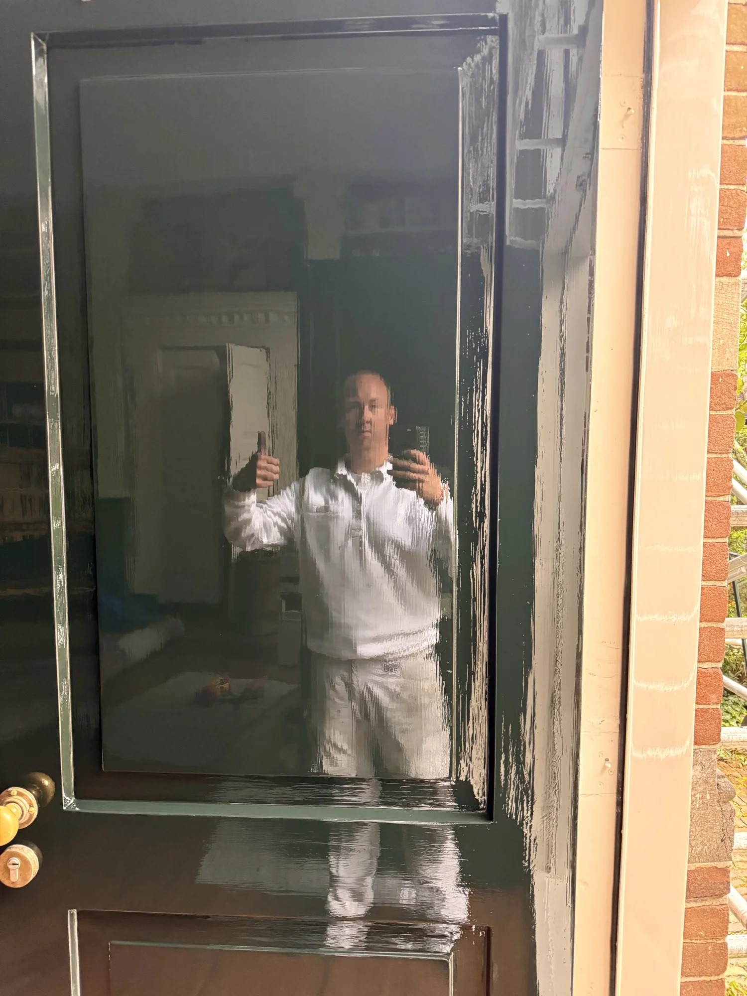 Mike Asseler werkt een hoogglans voordeur af in Haarlem