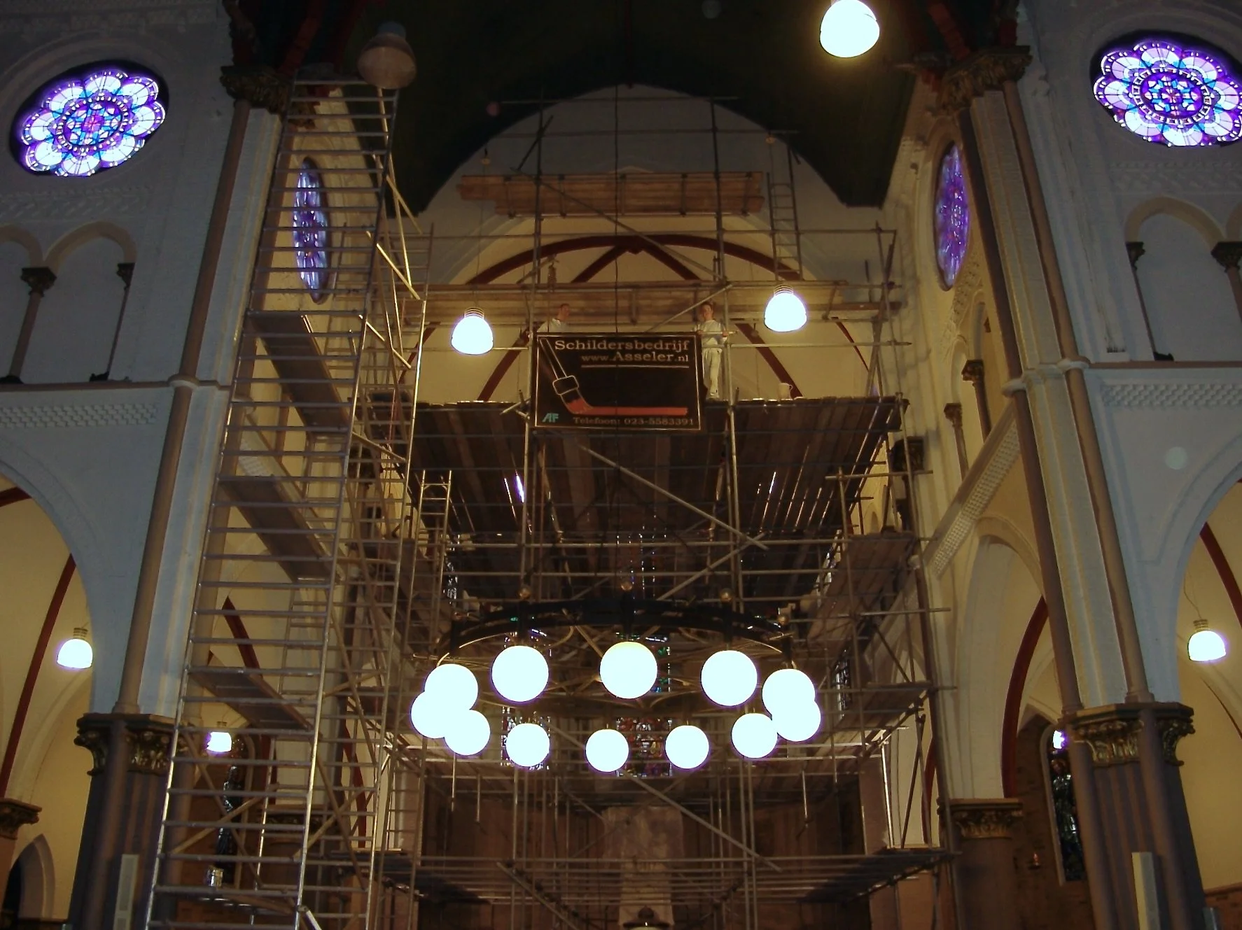 Het voltooide lichte interieur van de Bavo Kerk in Heemstede