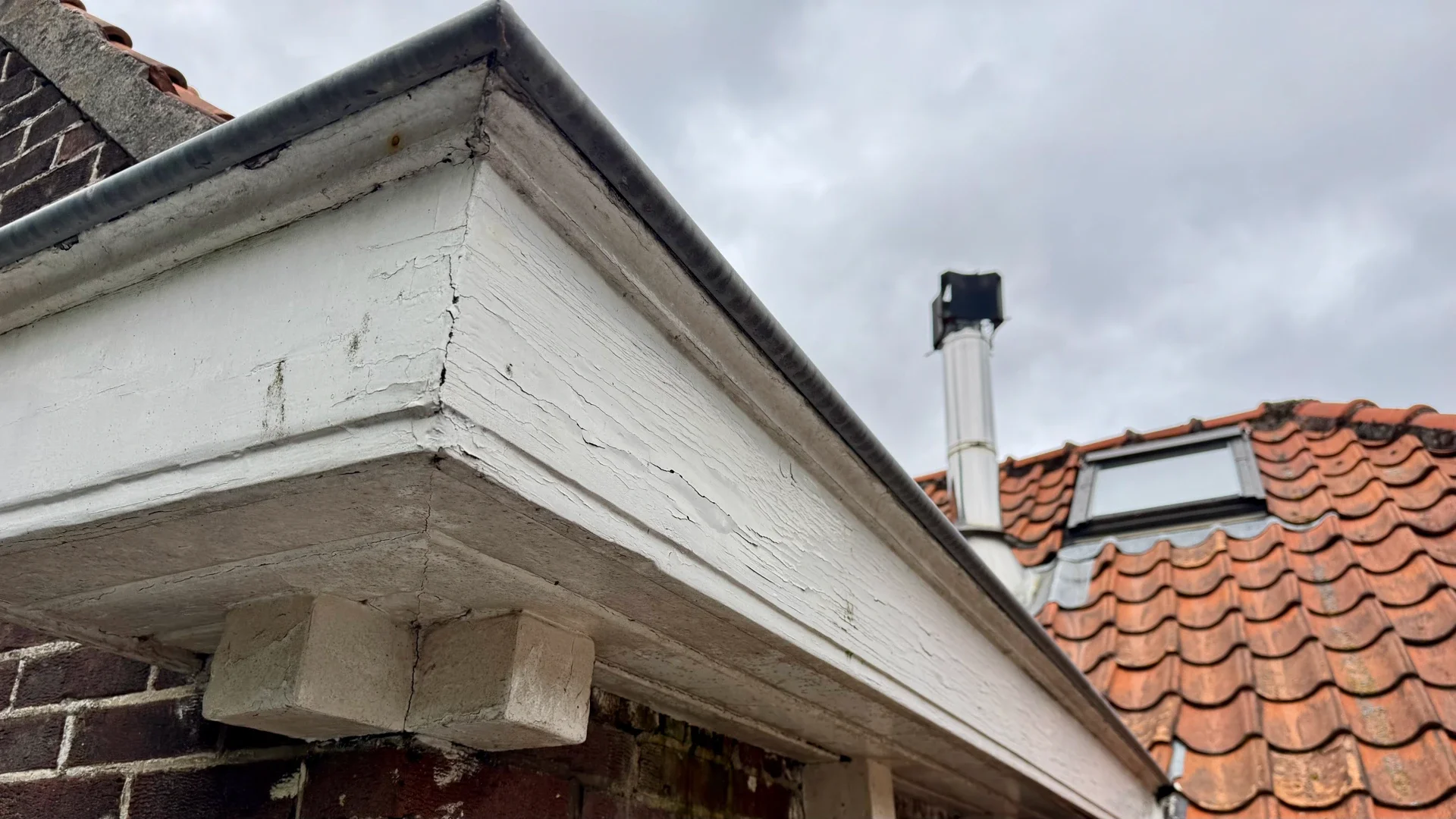 Verweerde daklijst voor onderhoudsschilderwerk in Bentveld